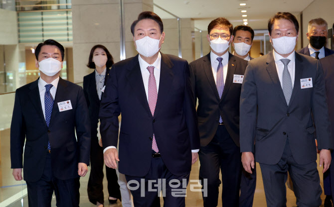 [포토]윤석열 당선인, “백신 연구에 먹거리, 보건, 안보 다 담겨…적극 지원”