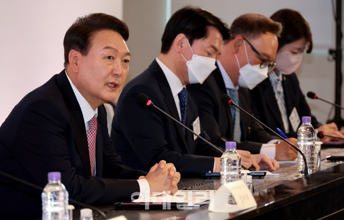 [포토]윤석열 대통령 당선인, "백신에 경제·보건·안보 다 담겼다"