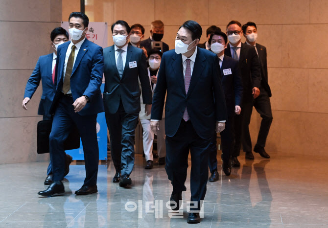 [포토]백신 개발 간담회 마친 윤석열 당선인