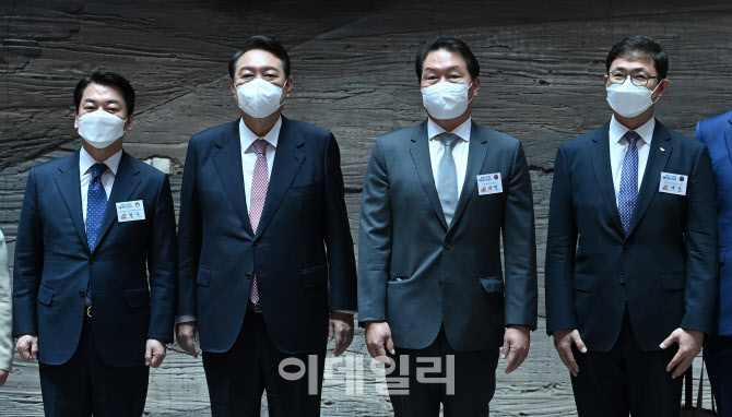 [포토]SK바이오사이언스 방문해 기념촬영하는 윤석열 당선인-최태원 SK 회장