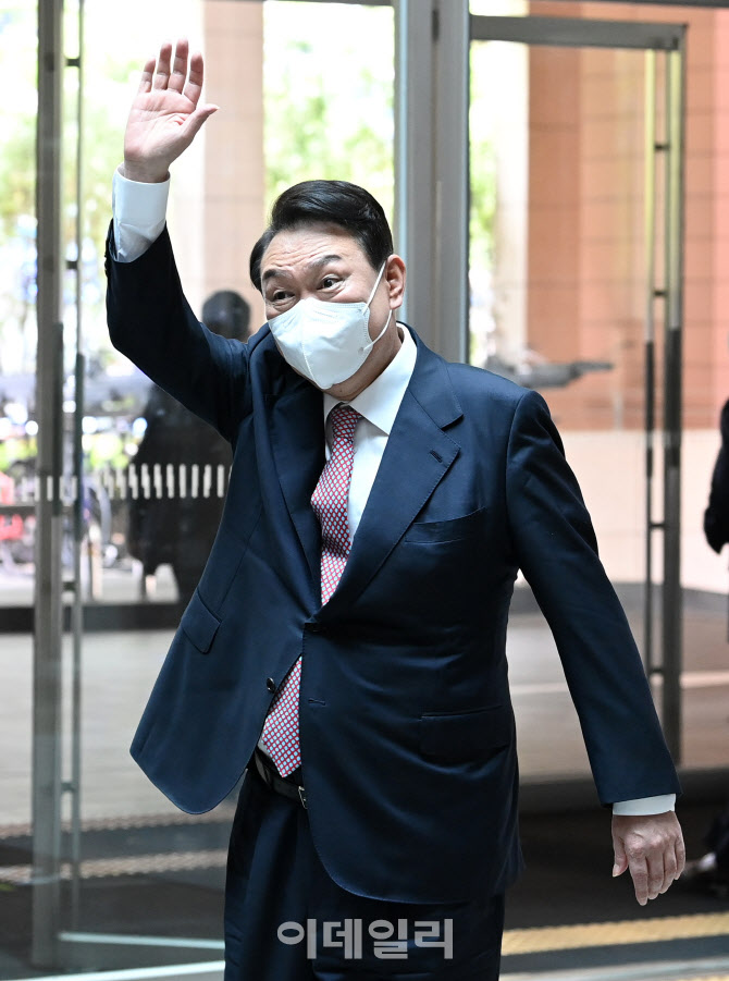 [포토]SK바이오사이언스 직원들에게 인사하는 윤석열 당선인