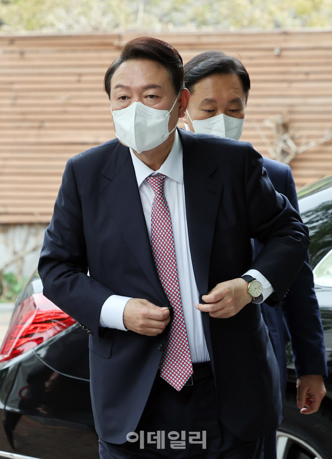 [포토]인수위 들어서는 윤석열 대통령 당선인