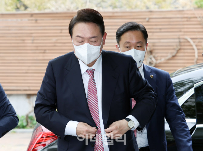 [포토]옷깃 여미는 윤석열 대통령 당선인
