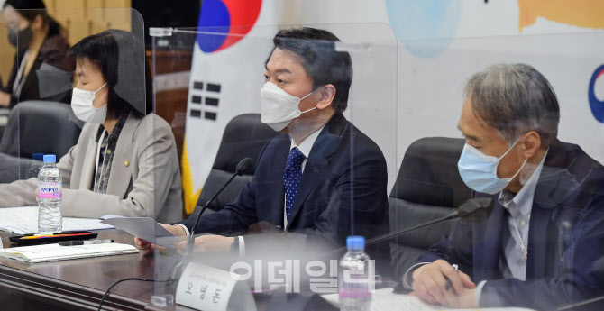 [포토]코로나 비상대응특위 제16차 회의 주재하는 안철수