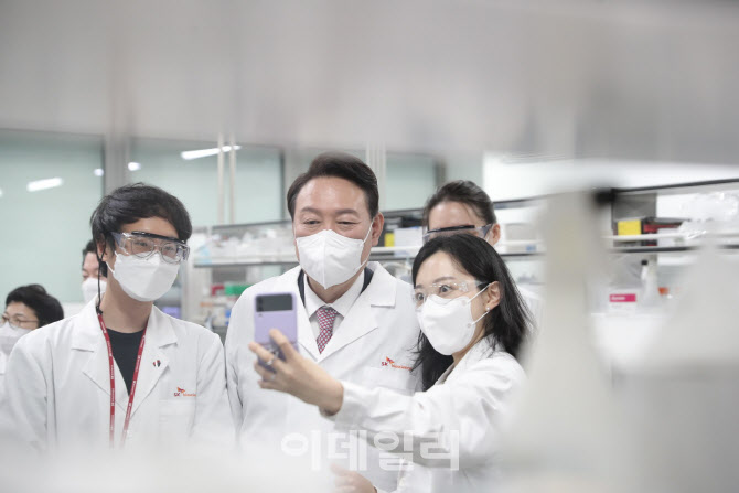 [포토]연구원들과 기념촬영하는 윤석열 대통령 당선인