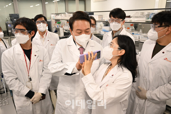 [포토]SK바이오사이언스 연구원들과 기념촬영하는 윤석열 대통령 당선인