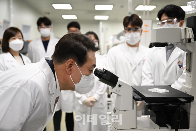[포토]국내 첫 코로나19 백신 개발 현황 점검하는 윤석열 대통령 당선인
