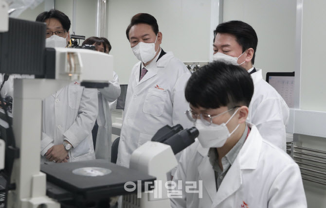 [포토]국내 첫 코로나19 백신 개발 현황 점검하는 윤석열 당선인