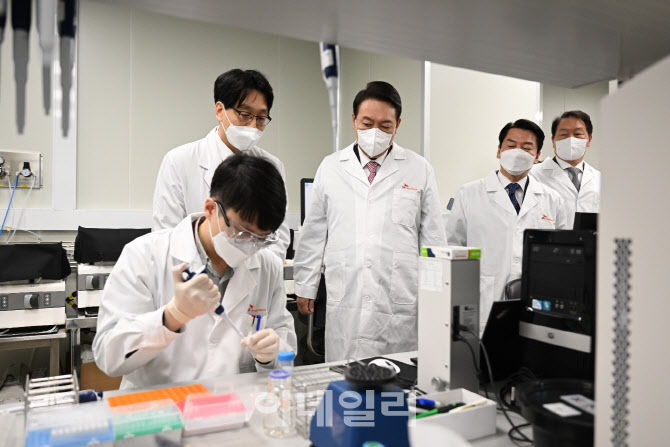 [포토]국내 코로나19 백신 개발 현황 점검하는 윤석열 대통령 당선인