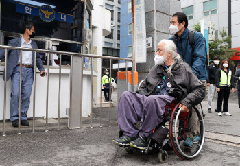 전장연 지하철 시위 첫 경찰 조사…"장애인 권리 위반부터 수사해야"