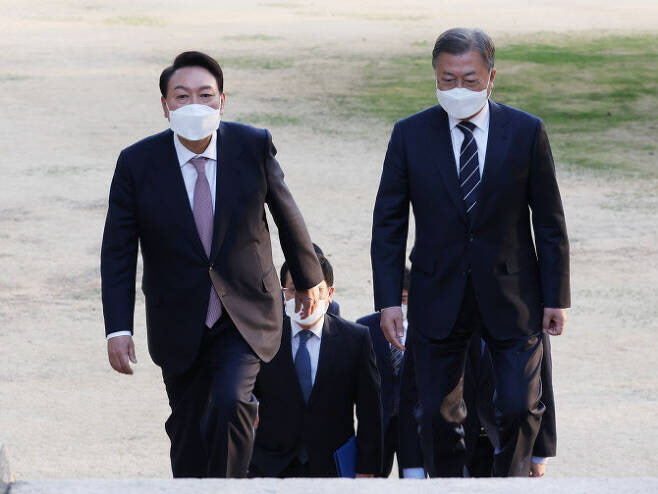 文 “검수완박 바람직·한동훈 부적절”…尹, 오늘 입장 밝히나