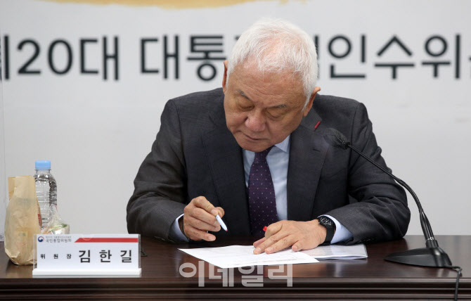[포토]메모하는 김한길 국민통합위원장