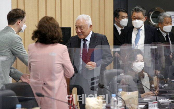 [포토]시민사회단체 연대회의 간담회 참석하는 김한길 국민통합위원장