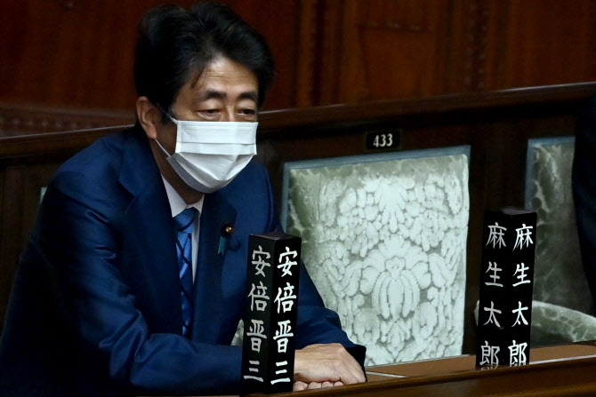아베 "엔저 막는다고 금리 올려선 안돼"
