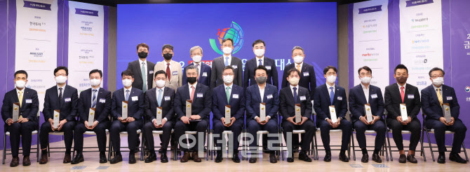 [포토]2022 이데일리 금융투자대상 시상식 기념촬영