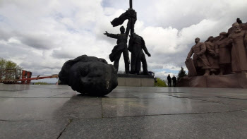 우크라 키이우서 잘려나간 '러시아 우정' 동상…시민 환호