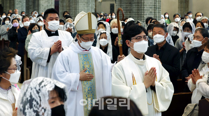 [포토]정진석 추기경 선종 1주기 추모미사에 입장하는 정순택 대주교