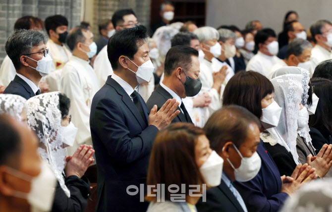 [포토]정진석 추기경 선종 추모미사 참석한 오세훈 시장-박용만 회장