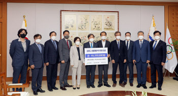 대한건축사협회, 강원도 산불피해 9135여만원 성금 전달
