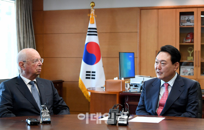 [포토]이야기 나누는 윤석열 당선인-클라우스 슈밥 세계경제포럼 회장