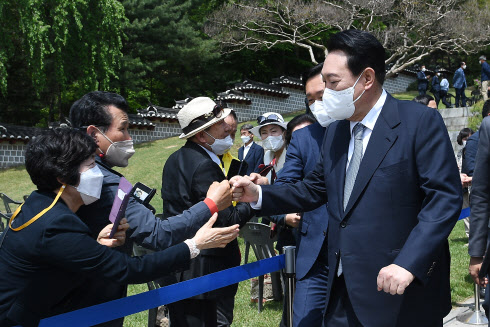 아산 현충사 찾은 尹 "충무공의 애민 정신 받들 것"