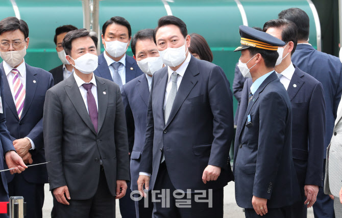 [포토]GTX-C노선 연장 사안 보고 받는 윤석열 당선인