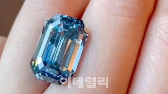 세상에서 가장 큰 '블루다이아몬드'…730억원에 낙찰
