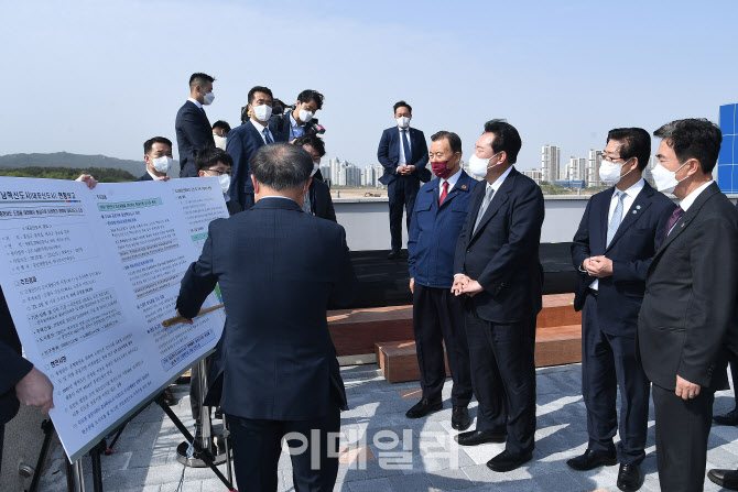 [포토]충남 홍성군 내포신도시 현황보고 받는 윤석열 대통령 당선인