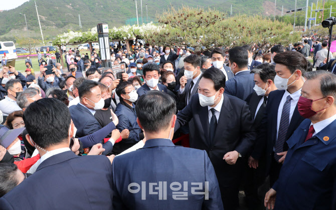 [포토]예산에서 지지자들과 인사 나누는 윤석열 당선인