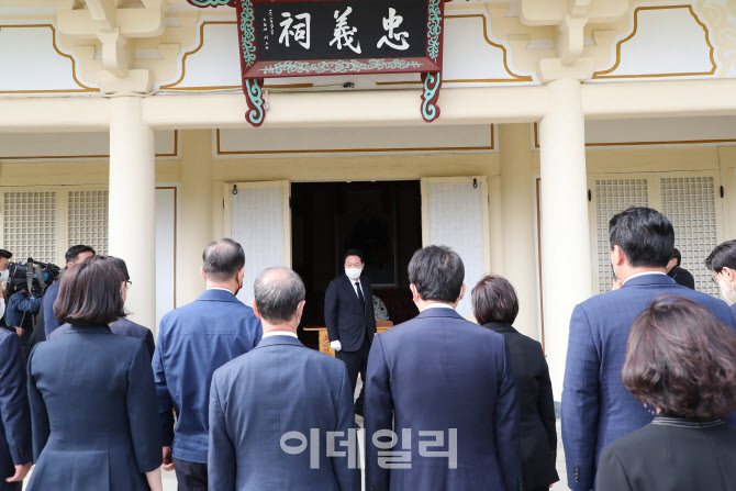 [포토]충의사에 참배하는 윤석열 당선인