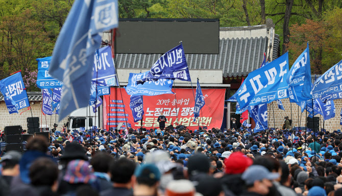 노동절 또...거리두기 풀리자 대규모 집회 줄줄이