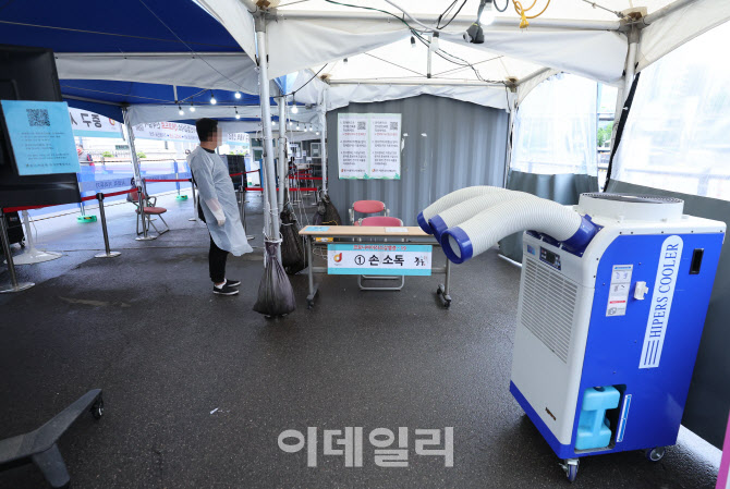 [포토]신규확진자 5만568명, '2일부터 실외 마스크 의무 해제'
