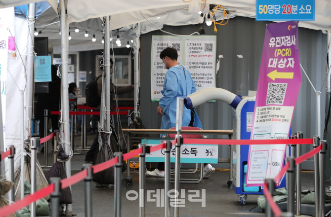 [포토]신규확진자 이틀째 5만명대, '2일부터 실외 마스크 의무 해제'