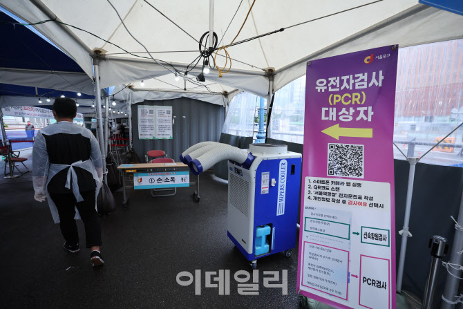 [포토]신규확진자 이틀째 5만명대, '2일부터 실외 노마스크'