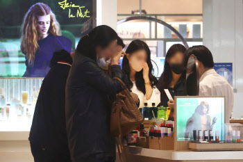 "마스크 벗는다고?" 눈썹만 그리던 김 대리, 색조 화장품 샀다