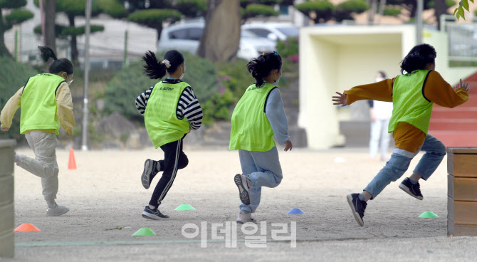 학교도 체육시간에 마스크 벗는다…내달 2일 일상회복