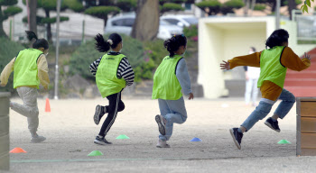 학교도 체육시간에 마스크 벗는다…내달 2일 일상회복