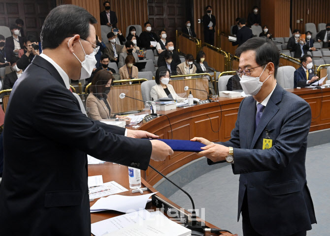 [포토]인사청문회, '선서문 전달하는 한덕수'