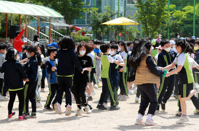 실외마스크 해제 첫날 확진 2만84명…"실내는 엔데믹까지 유지"