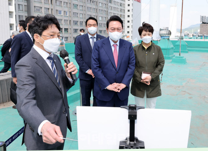 [포토]1기 신도시 노후아파트 리모델링 설명 경청하는 윤석열 당선인