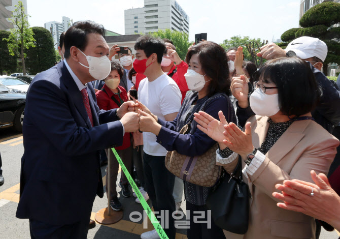 [포토]주민들과 인사 나누는 윤석열 당선인