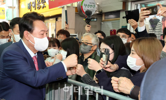 [포토]용인시민들에게 감사인사하는 윤석열 당선인