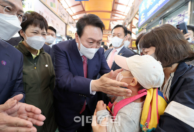 [포토]어린이와 인사 나누는 윤석열 대통령 당선인