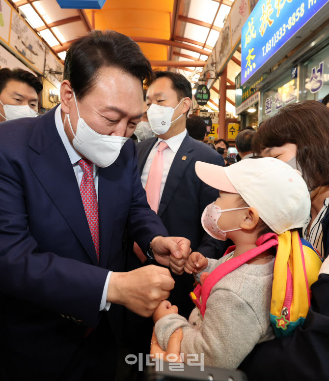 [포토]어린이와 주먹인사 나누는 윤석열 대통령 당선인