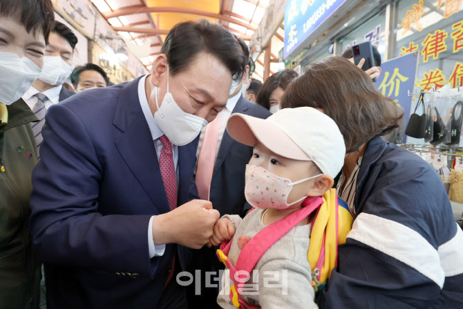 [포토]윤석열 대통령 당선인, 어린이와 주먹인사