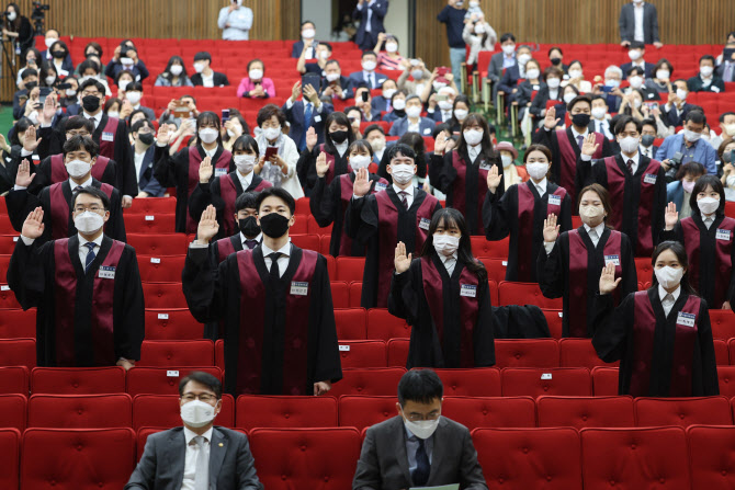 검찰, 초상집 분위기속 신임검사 신고식…“선배들이 미안합니다”