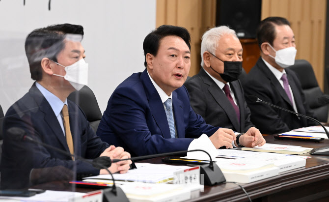 [포토]제8차 인수위원회 전체회의 주재하는 윤석열 당선인