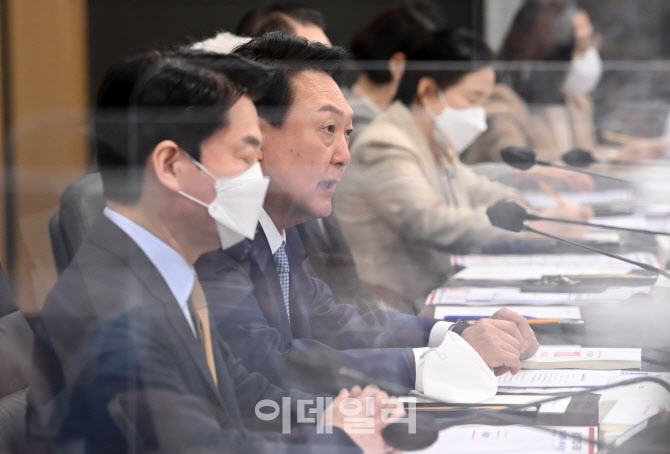 [포토]제8차 인수위원회 전체회의 주재하는 윤석열 대통령 당선인