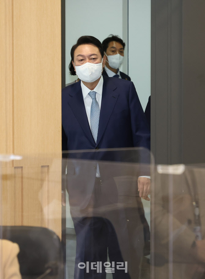 [포토]제8차 인수위원회 전체회의 참석하는 윤석열 당선인