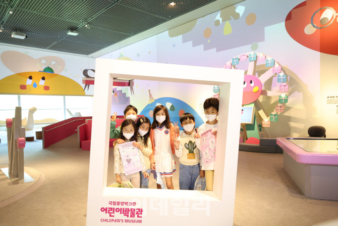 [포토]'모두가 어린이' 전시회 놀러오세요~